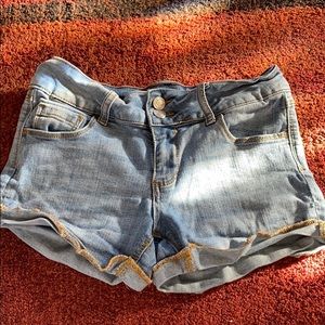 Denim shorts/size 3/26